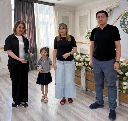 Huquqiy aksiya doirasida 5 yoshli qizaloq hujjatli bo‘ldi